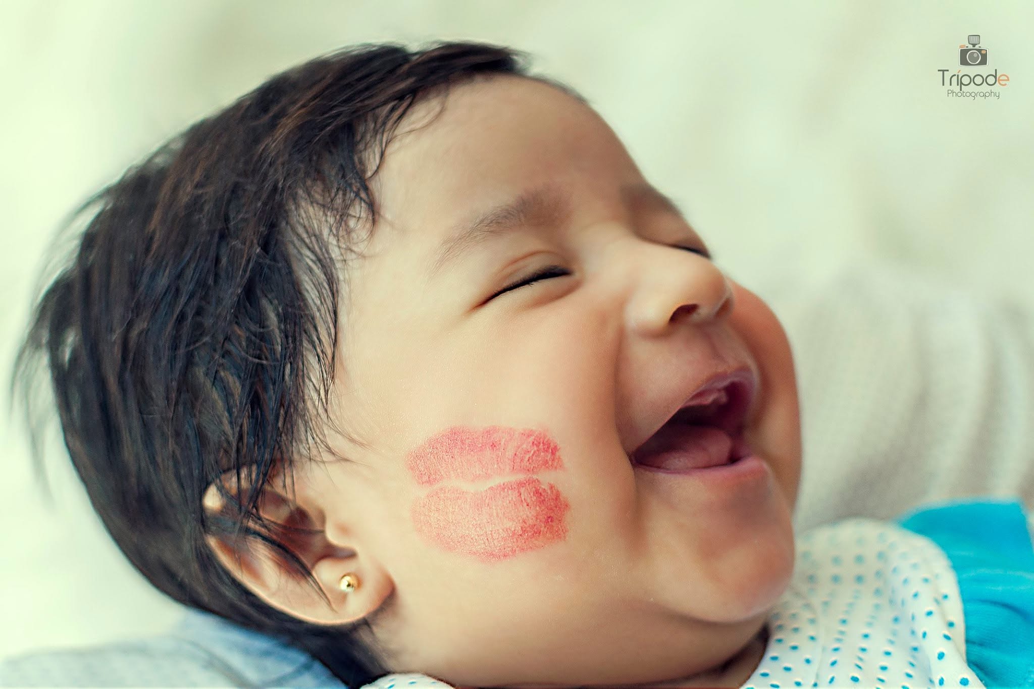 Bebé riendo con marca de beso — sesión de Trípode Photography