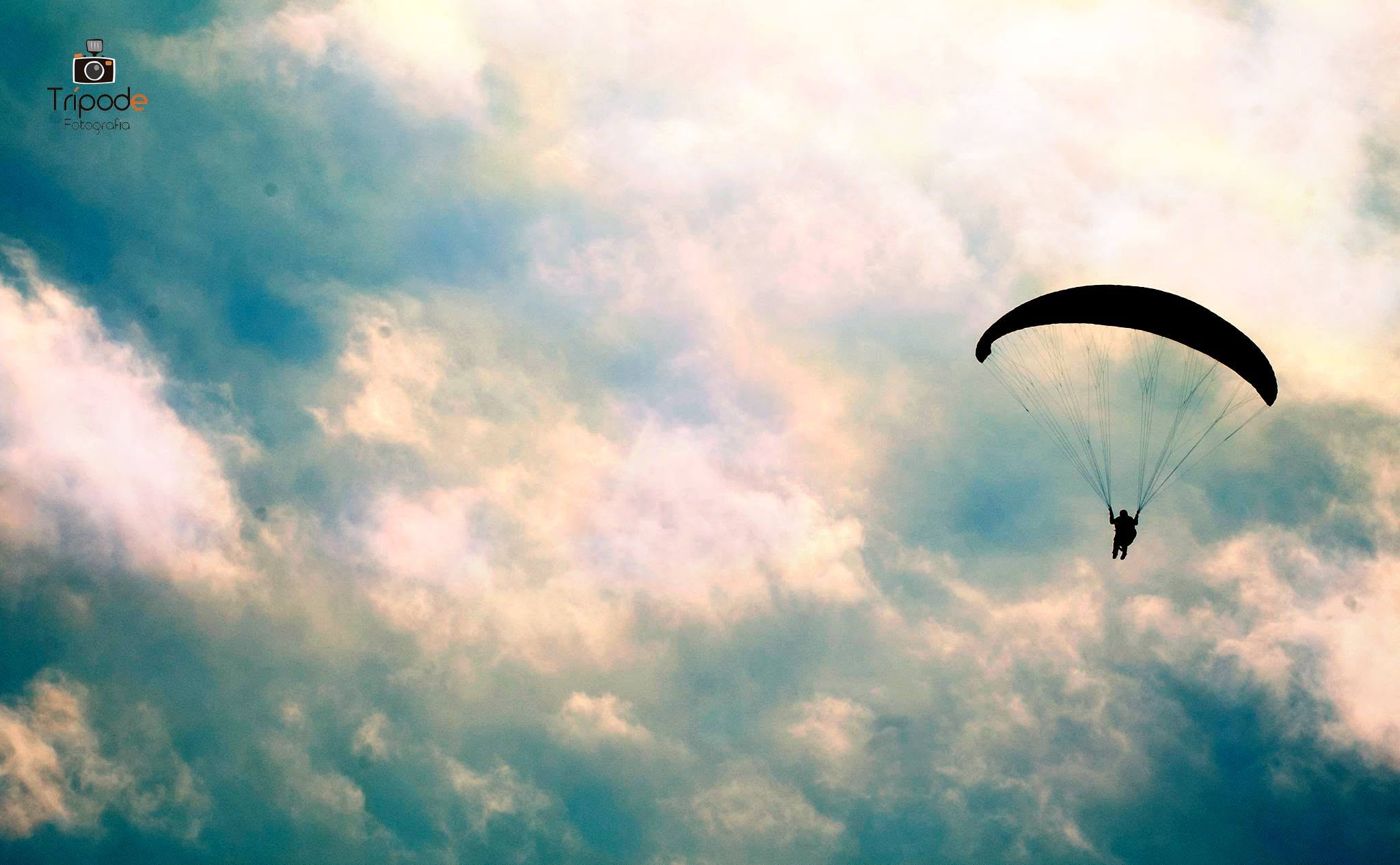 Parapente elevándose entre las nubes